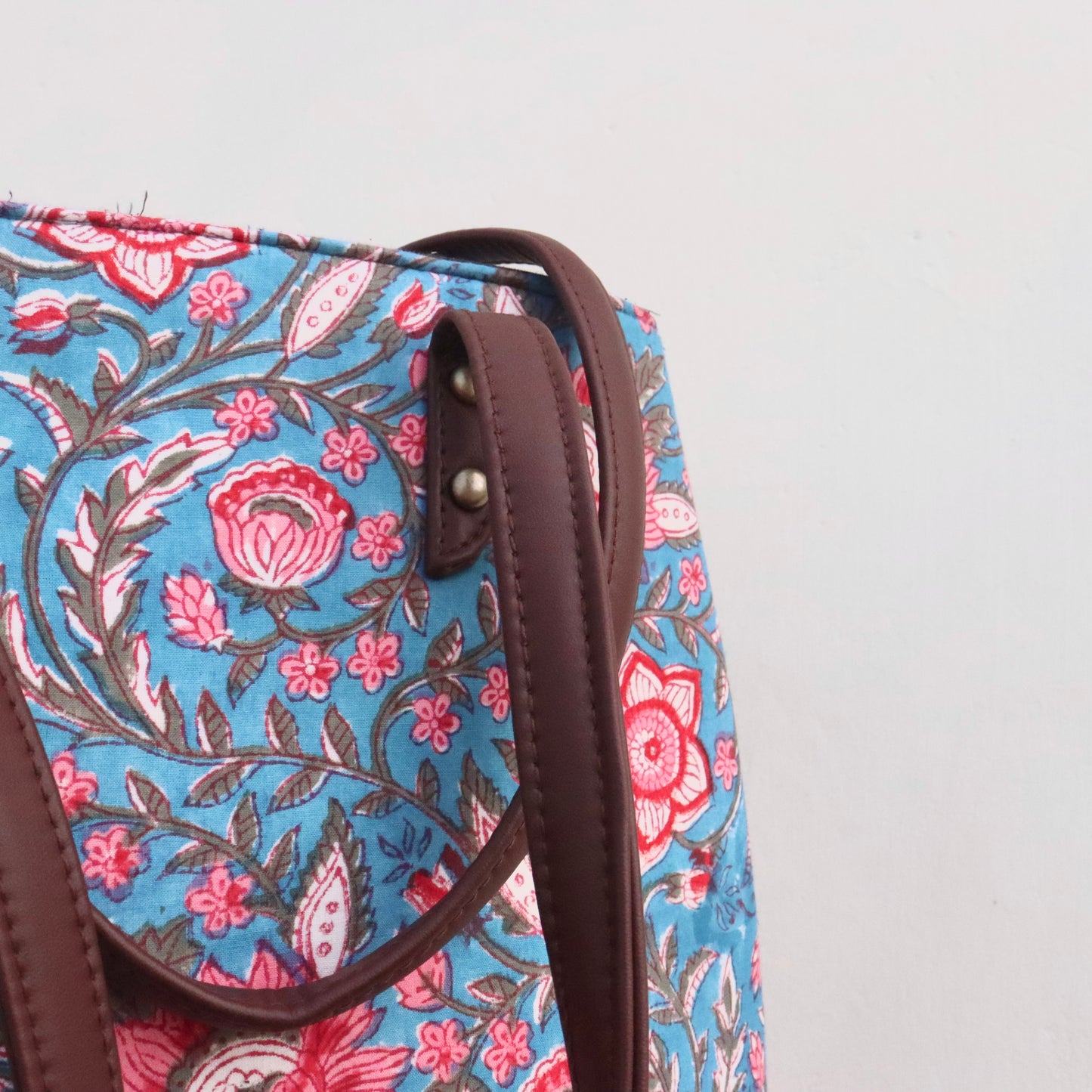The Indian Tote - क्यारी