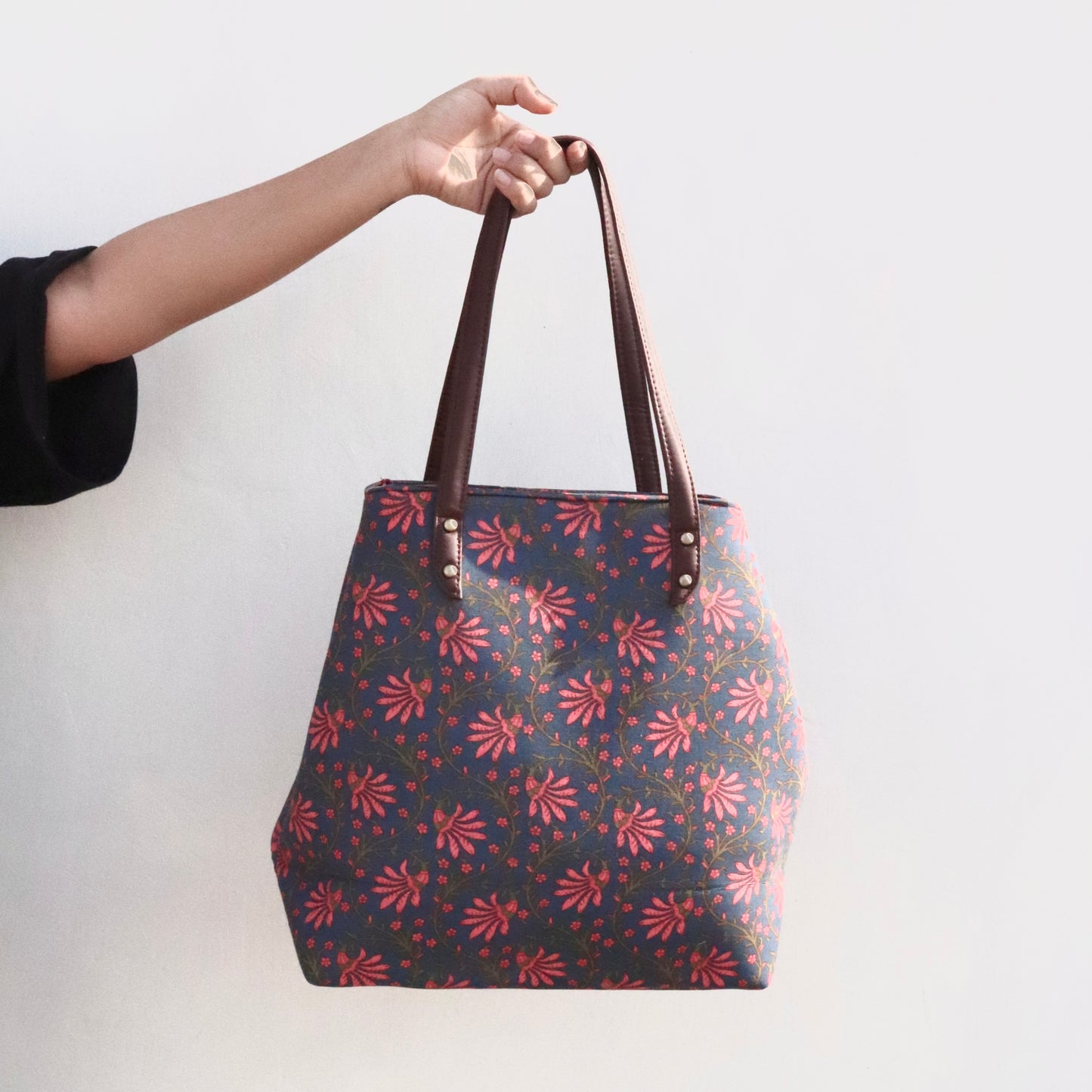 The Indian Tote - पुंज