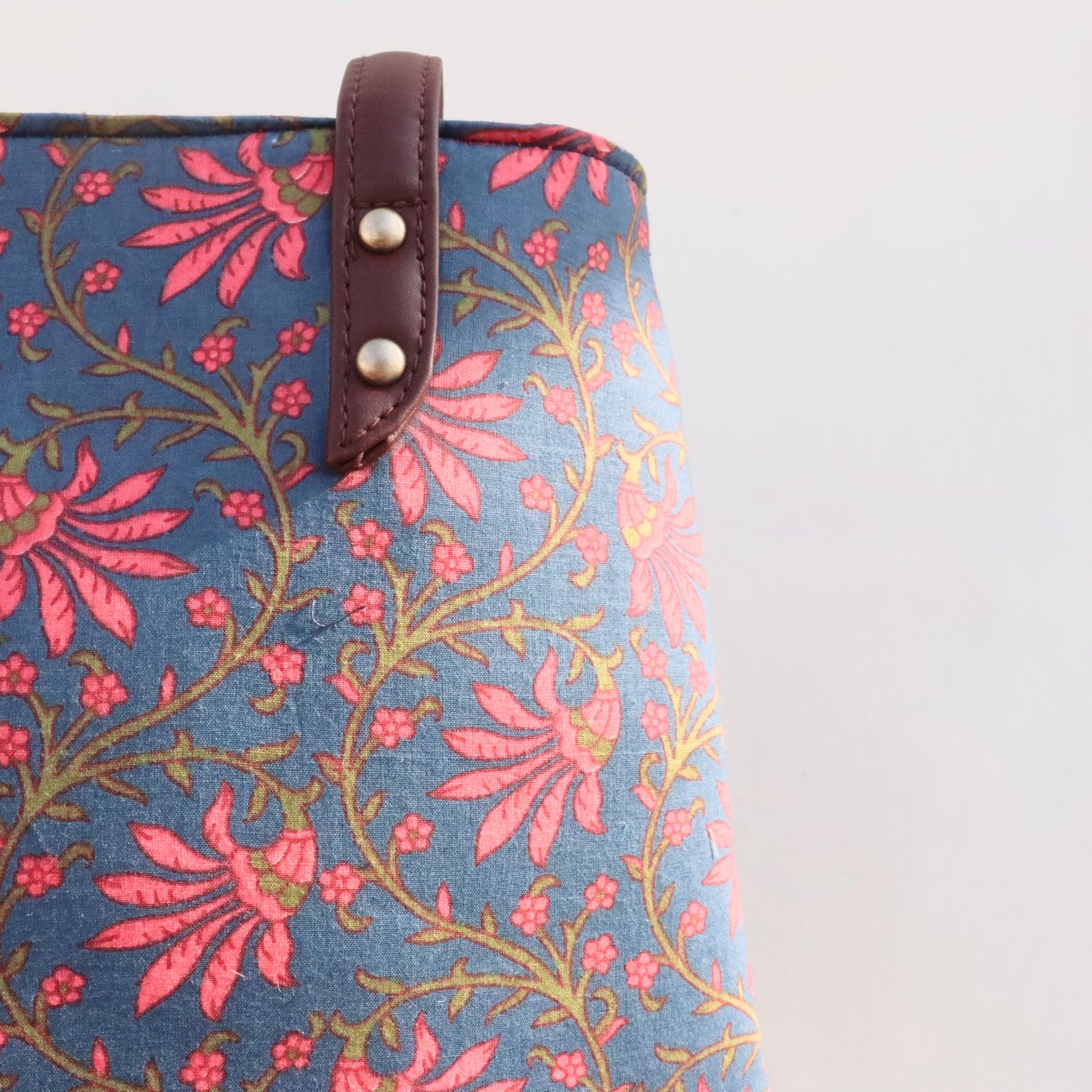 The Indian Tote - पुंज