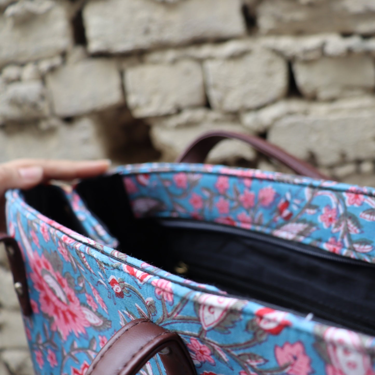 The Indian Tote - क्यारी
